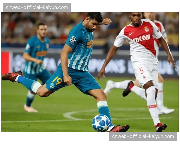 赛前最后一场训练课向媒体开放，展现里昂队重点演练的边后卫内收至中场的新战术