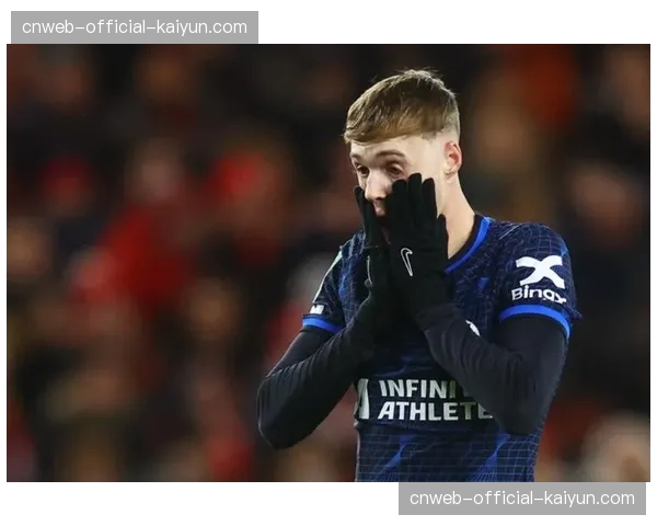 特写：失利后，波切蒂诺在通道内长时间安慰加拉格尔