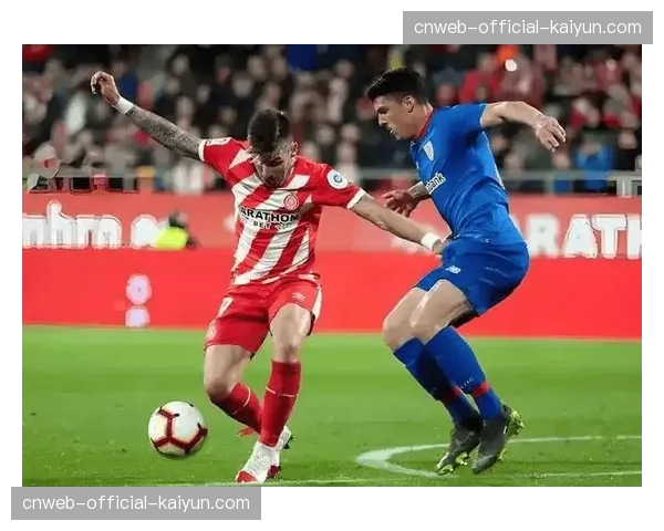 贝蒂斯主场球迷在比赛中高歌致敬即将退役的华金，场面感人